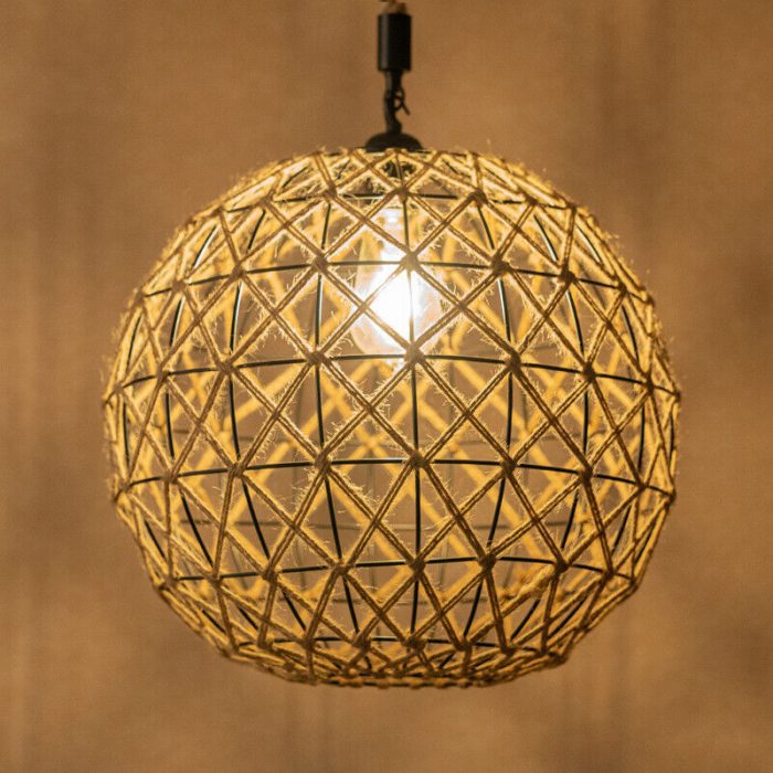 lampadario che è fatto in pura canapa di yuta intrecciato dal design sferico